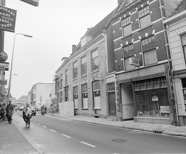 884932 Gezicht op de voorgevels van de panden Voorstraat 57-61 te Utrecht, waarvan de panden Voorstraat nr. 59 (Huize ...